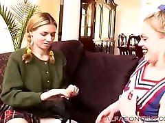 dwóch młodych laski dymają faceta