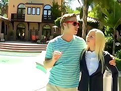 горячая мамаша показывает этим двум подросткам, как это делается