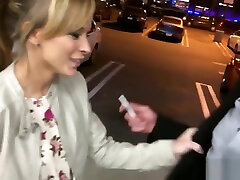milf bionda e perversa prende in giro clit mentre si fa pompare la figa