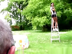 un adolescente dai capelli scuri succhia il vecchio che pulsa il cazzo
