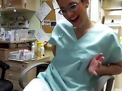 Une superbe infirmire sexhibe pendant sa pause lhosto