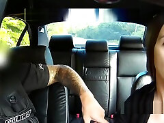 pochylił wow chick com nad dziewczyną przyjmuje fałszywe gliny członek w strefie