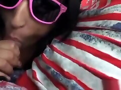 Petite amateur sucks dude off in car