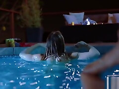 vixen janice griffith e ivy wolfe si intrufolano in cortile per