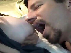 Tomando dildo puke tube de las tetas de su esposa