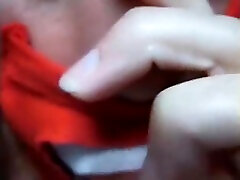 Déborah fétichiste des mains suce son pouce et ses doigts erotic asmr