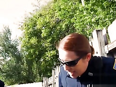 jamajski sprawca stawia opór przy aresztowaniu z tymi извращенными милф policjantów