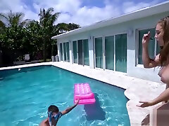 lena paul ses gros seins cul rond baise dans la piscine