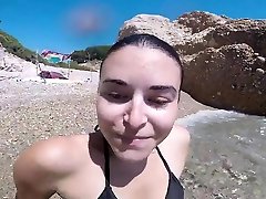 pequeno sexo oral bajo las rocas en el agua