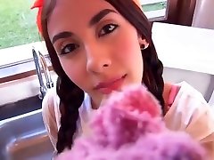 les filles latinos dévergondées perfroment dans une vidéo de sexe fétichiste
