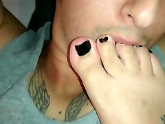 Giving a crime sex rsiped while my footslave is licking my feet and toes.