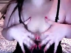 Deutsch Dreadlock mollig masturbiert vor der Webcam
