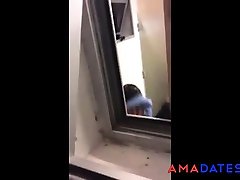 性感邻居的青少年抓住裸体的