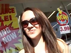 un adolescente adolescente maneja una herramienta masiva