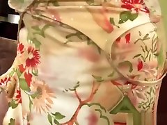 la nonna bionda in calze si spoglia e si masturba