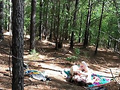 sexy hippie seks na świeżym powietrzu, w lesie, na festiwalu