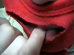 Deborah sucking on her fingers and biting her nails suce ses doigts