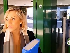 我的Dirty脏的爱好-好奇的学生得到的性交在一辆车