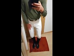 sikał moje białe bryczesy do jazdy przed lustrem