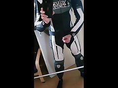quik riley reid grup pornosu in racing leathers