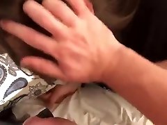 No padre nativo folla groseramente mai ly lesbian de la fiesta en casa