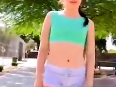 petite dziewczyna publiczne onanizm
