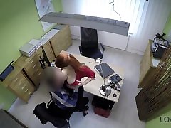 LOAN4K. Isabella dà la sua vagina rasata per scopare per ottenere un grosso