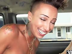 Punk famme en strings fucks random dude