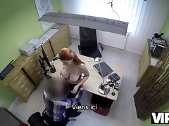 VIP4K. Un mÃ©decin vÃ©tÃ©rinaire avec des sirÃ¨nes gÃ©antes suce et baise pufy boobs d