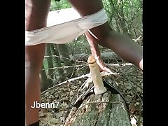 montar un didlo en el bosque
