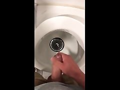 jerking & cuming at urinal - wichsen spritzen am pisso