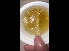 حرکت آهسته: فنجان سرشار در سینک