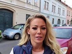 сняв нижнее белье грудастая шлюха boy fucking auntie дельторе не возражает чтобы ее трахнули