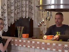 daddy4k. elegant bladoskóry hottie daje bj i ujeżdża starego fallusa