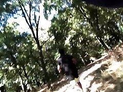 marche avec la queue qui sort du short