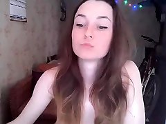 piegowata nastolatka z małymi cyckami robi swoją pracę domową