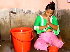 Desi Aunty takes a bath