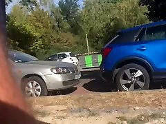 dans la rue avec sexe qui sort du shirt