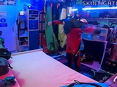 gumowy skafander viking z ochraniaczami hokejowymi pod spodem