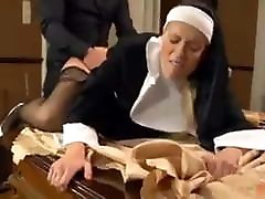freira cura alhoasex com a boca, bunda e buceta aumentadas