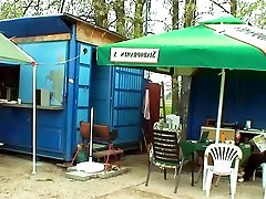 stary brzydki facet uwieść bezdomne młoda dziewczyna publiczny seks dla jeść