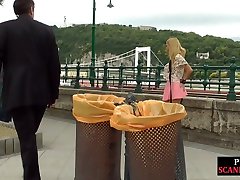 smycz publiczny dziwka spitroasted w zatłoczone pub