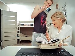 tutor4k. la ruse disciple utilise du thé pour séduire et baiser