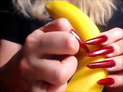 katiegodess długie ostre czerwone paznokcie sctratching banan