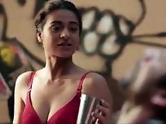 brunette indian beauty w jej czerwony biustonosz