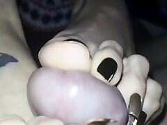 Woman With Inked pizza delevari boy raindrops ass Black Toe Nails Gives A Pov Toejob