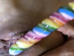 reudige milf steckt sich lolli in die fotze!