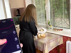 Aktiviroval Lovense Lush, Poka Ona Gotovila Na Kuhne