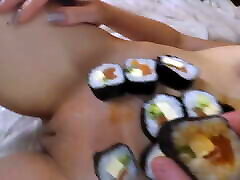 jedzenie sushi z małą suką. jedzenie-fetysz