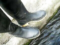 spacer w gumowych butach-barefeet